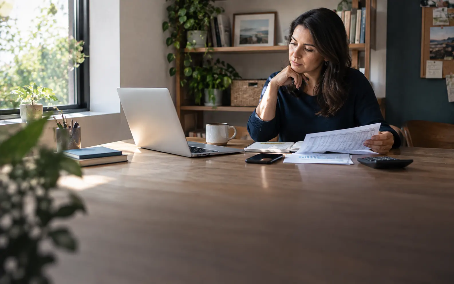 Persona evaluando la rentabilidad de un negocio antes de invertir