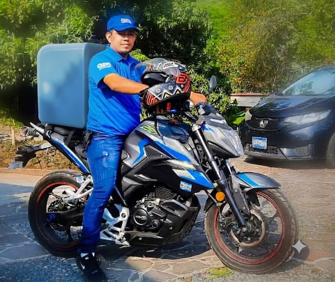 Operario de CarWash Domicilios lavando un vehículo a domicilio, con su moto de trabajo personalizada con tu marca